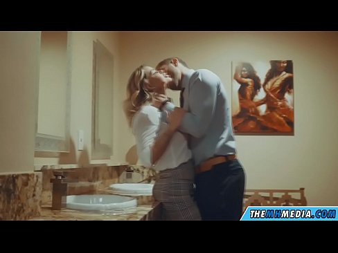 ❤️ Nalika pirang semok seduces sampeyan ing toilet umum Video jancok ing pornojv.techkoala.top